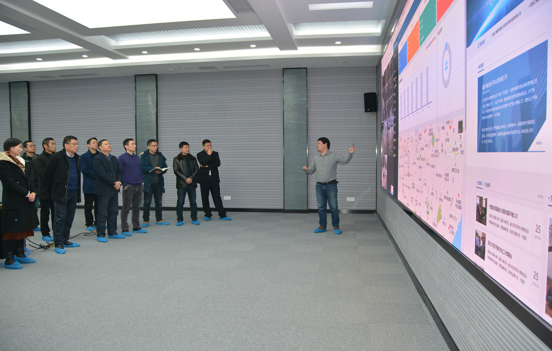 何书记1.jpg