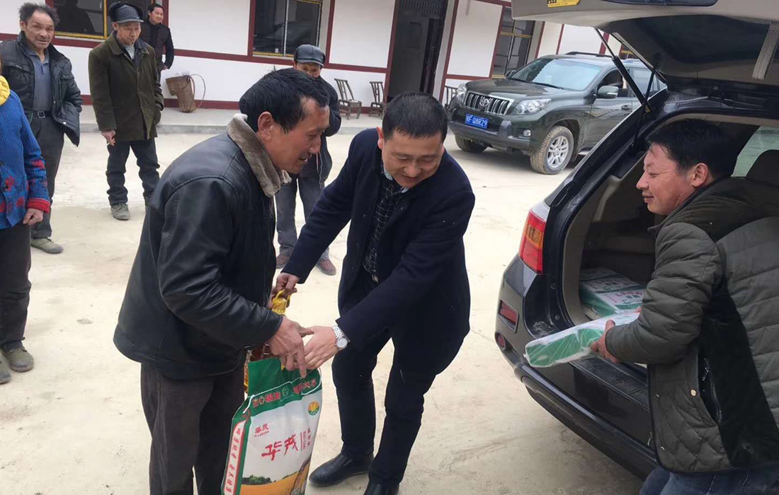 黄书记.jpg