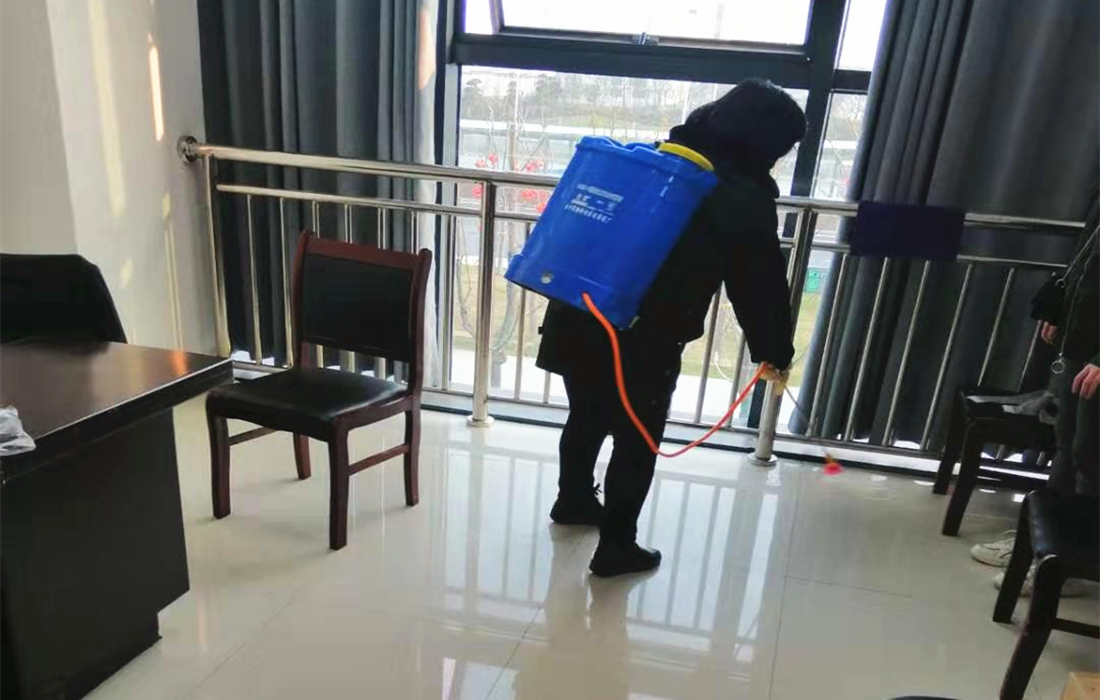 4.保洁人员消杀1_副本.jpg 4.保洁人员消杀1_副本.jpg