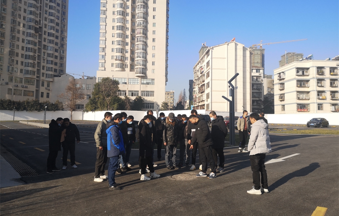长虹装饰材料大市场生态停车场.jpg