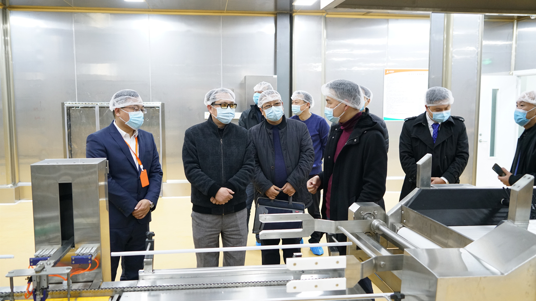 3月3日市市场监督管理局党组成员、副局长席修璞一行调研智投餐饮中央厨房-2.jpg