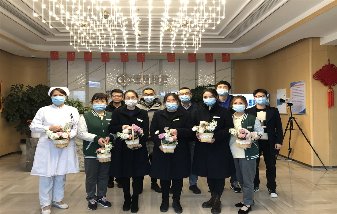 3月8日，恒泰健康工会会员代表们向悦居坚守一线女职工送花_副本.jpg