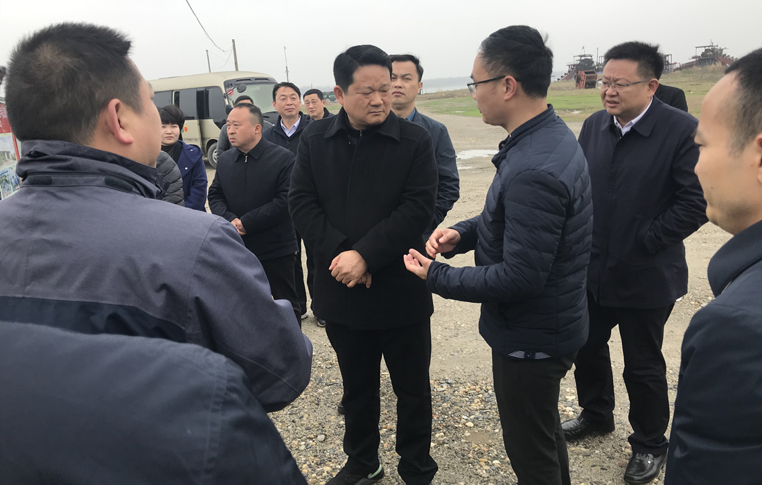 万里介绍樊城区砂石集并中心整改落实情况.jpg