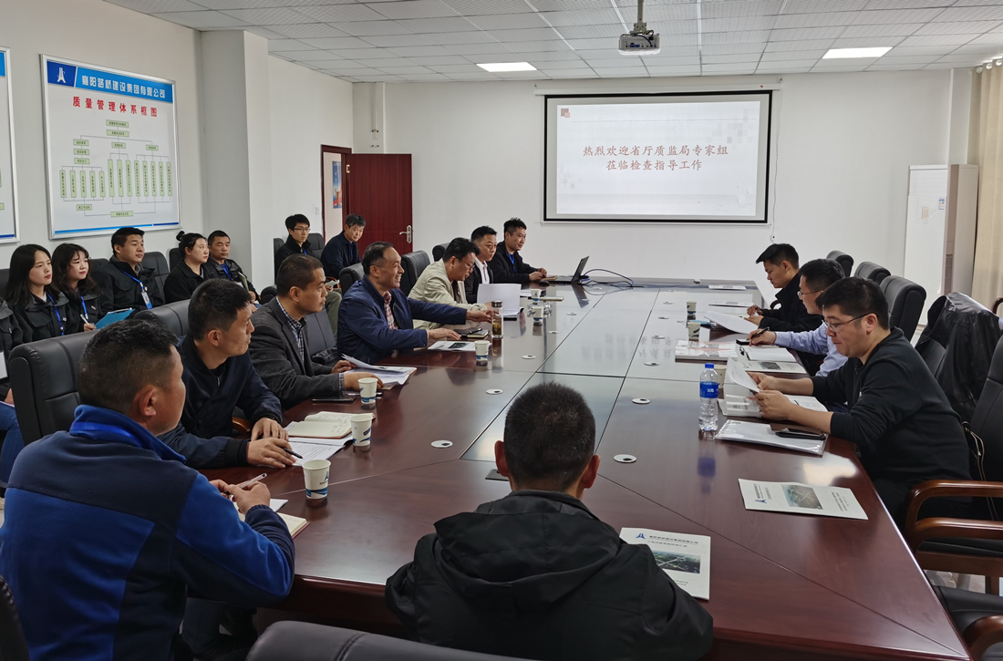2.楚晟科向检查组汇报实验室情况.jpg