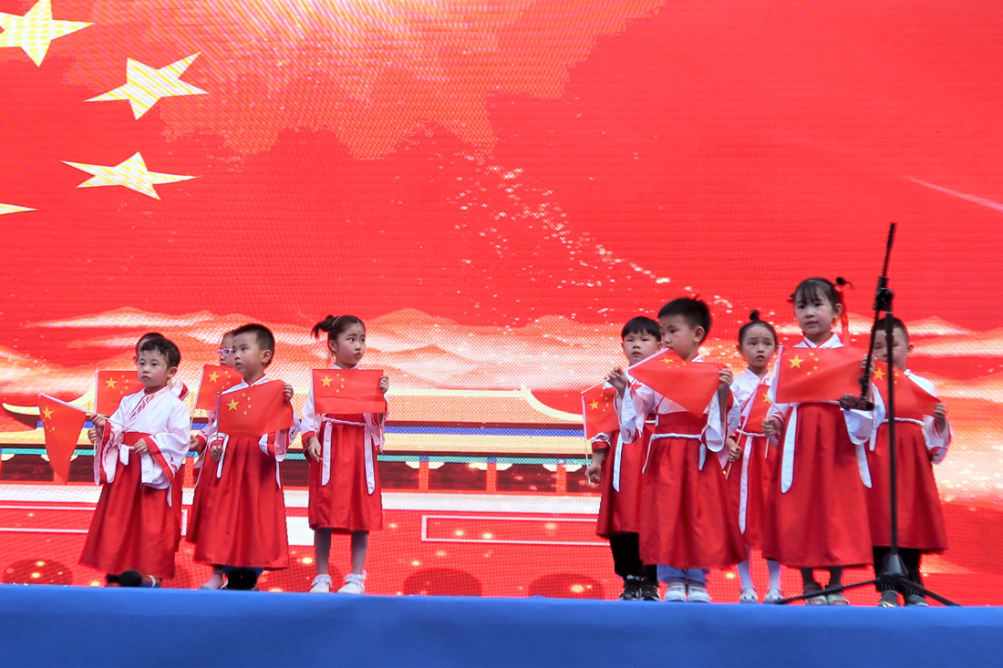 伊兹 读中国.JPG