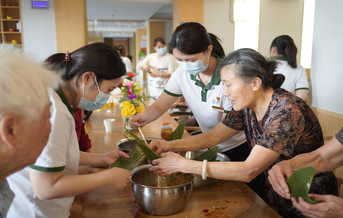 恒泰·悦居社区长者照护中心开展“情系端午·爱在悦居”活动 照片2.jpg