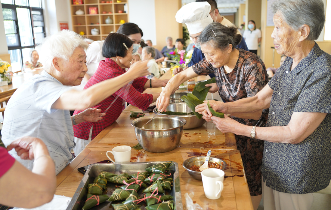 恒泰·悦居社区长者照护中心开展“情系端午·爱在悦居”活动 照片1.jpg