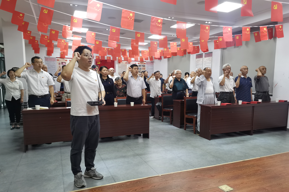 6月26日,刘坤同志领誓,全体党员重温入党誓词.jpg 6月26日,刘坤同志领誓,全体党员重温入党誓词.jpg