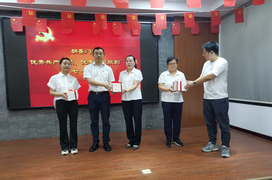 6月26日,向社区赠送“四史”党史学习教育书籍.jpg 6月26日,向社区赠送“四史”党史学习教育书籍.jpg