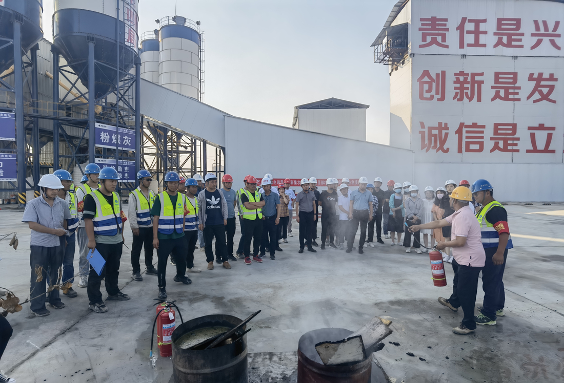 图2:现场消防演练1.jpg 图2:现场消防演练1.jpg