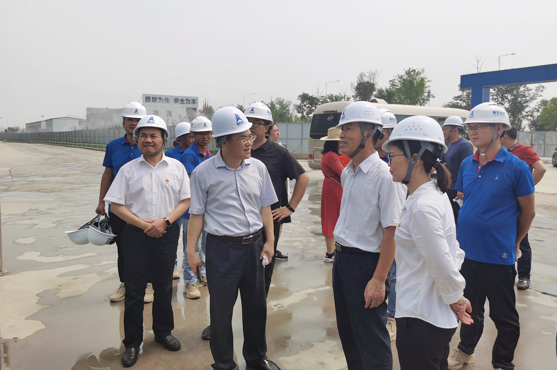 省发改委一行调研指导武汉理工大学襄阳示范区项目2.jpg