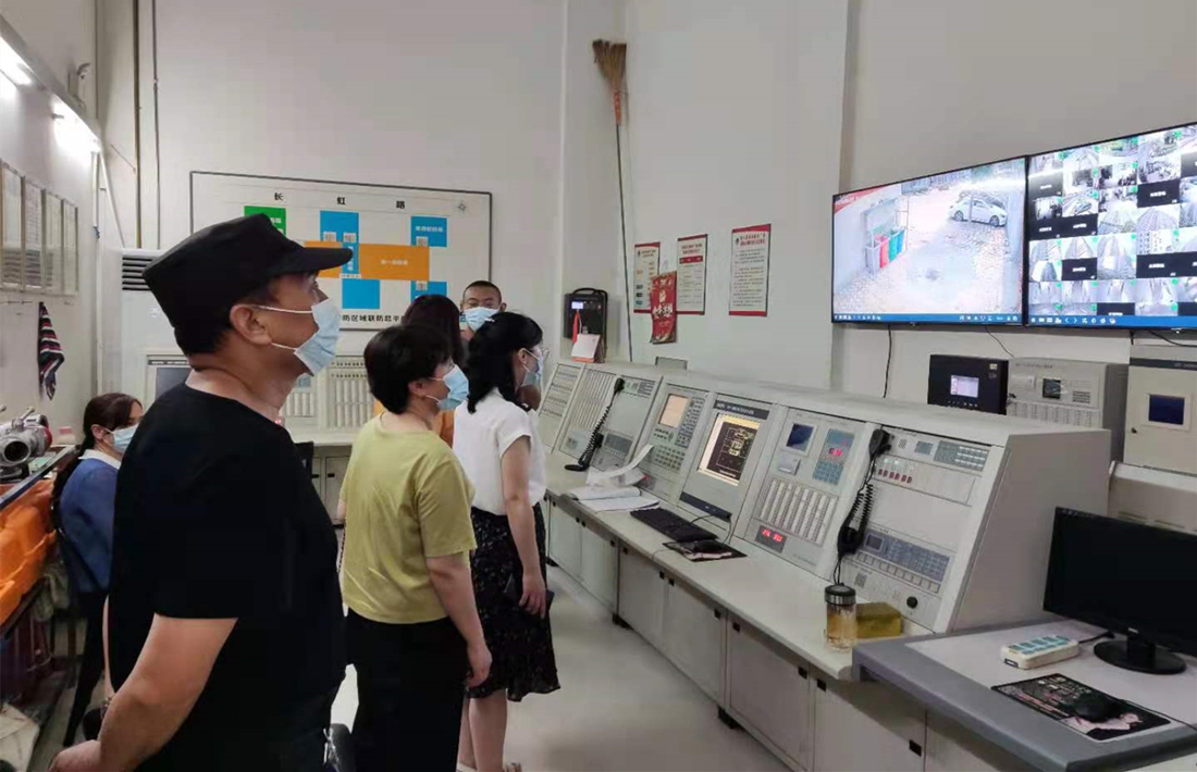 党员们会同物业工作人员查看消防控制室运行情况.jpg