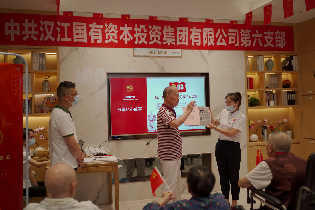 长者石爷爷展示大事记纪念册照片.jpg 长者石爷爷展示大事记纪念册照片.jpg