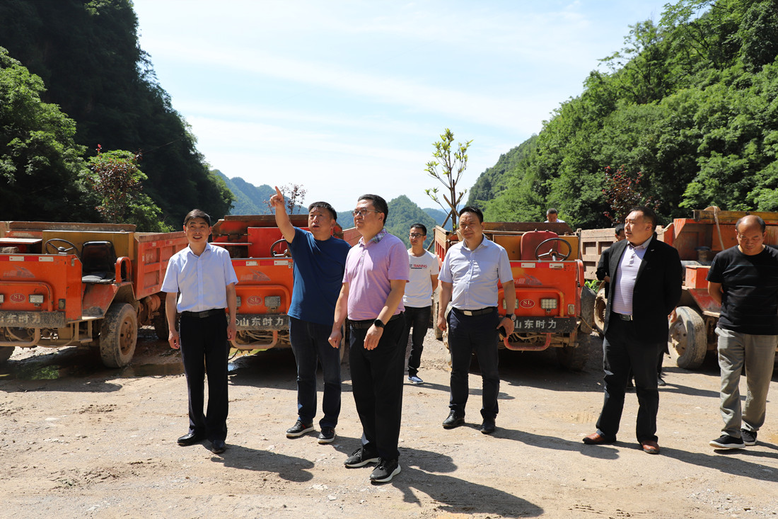 调研矿山.jpg