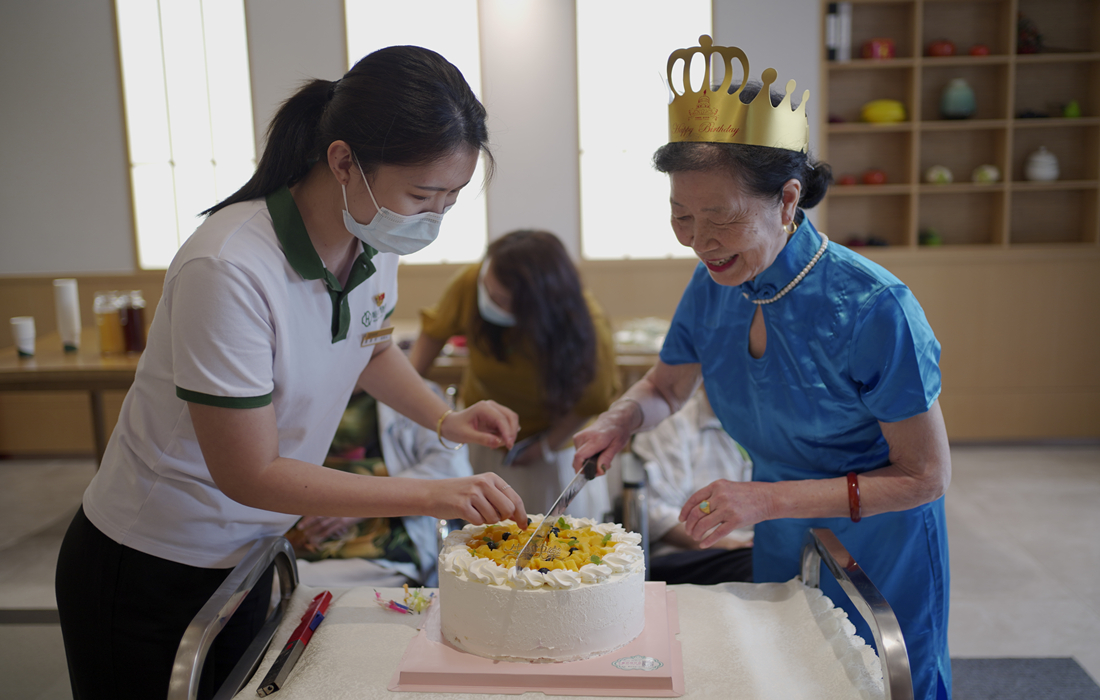 恒泰·悦居社区长者照护中心开展“欢乐齐聚首,陪伴永相随”生日会活动 照片2.jpg 恒泰·悦居社区长者照护中心开展“欢乐齐聚首,陪伴永相随”生日会活动 照片2.jpg