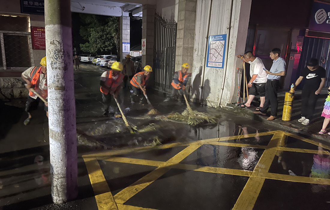 党员开展应急抢险排涝1.jpg 党员开展应急抢险排涝1.jpg