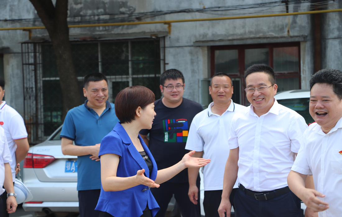 慰问现场-潜江市总工会到项目公司开展高温慰问.jpg 慰问现场-潜江市总工会到项目公司开展高温慰问.jpg