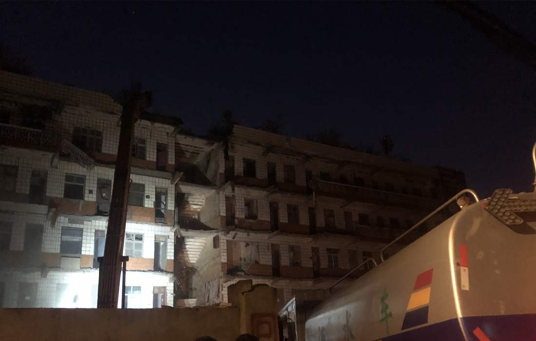 图片2：工作人员组织拆除.jpg