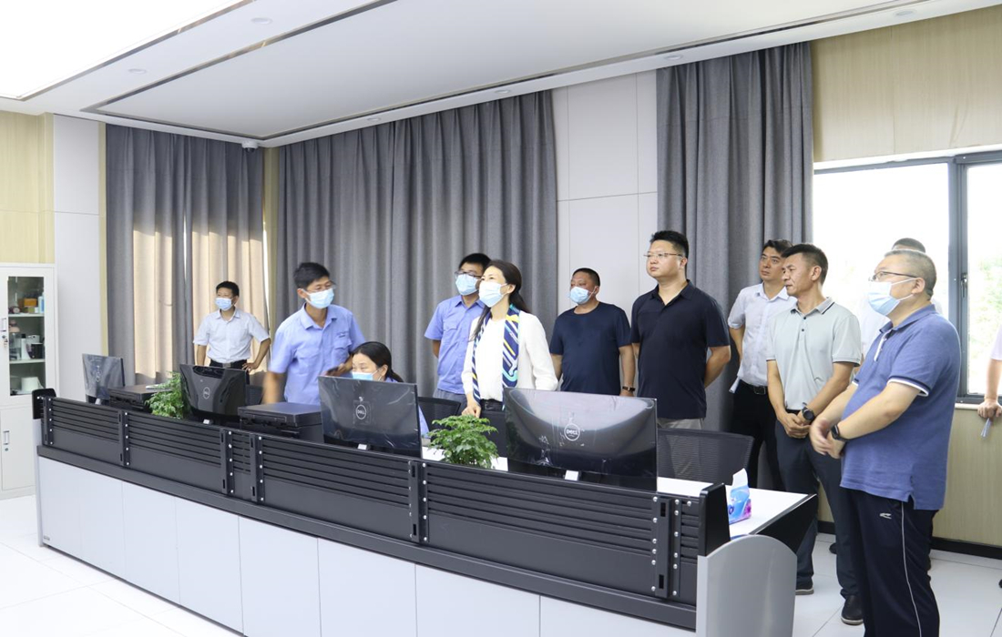 图片2：2021年8月24日下午，李莉一行调研襄阳市乡镇污水项目伙牌镇污水处理厂，查看管网监测平台_副本.jpg