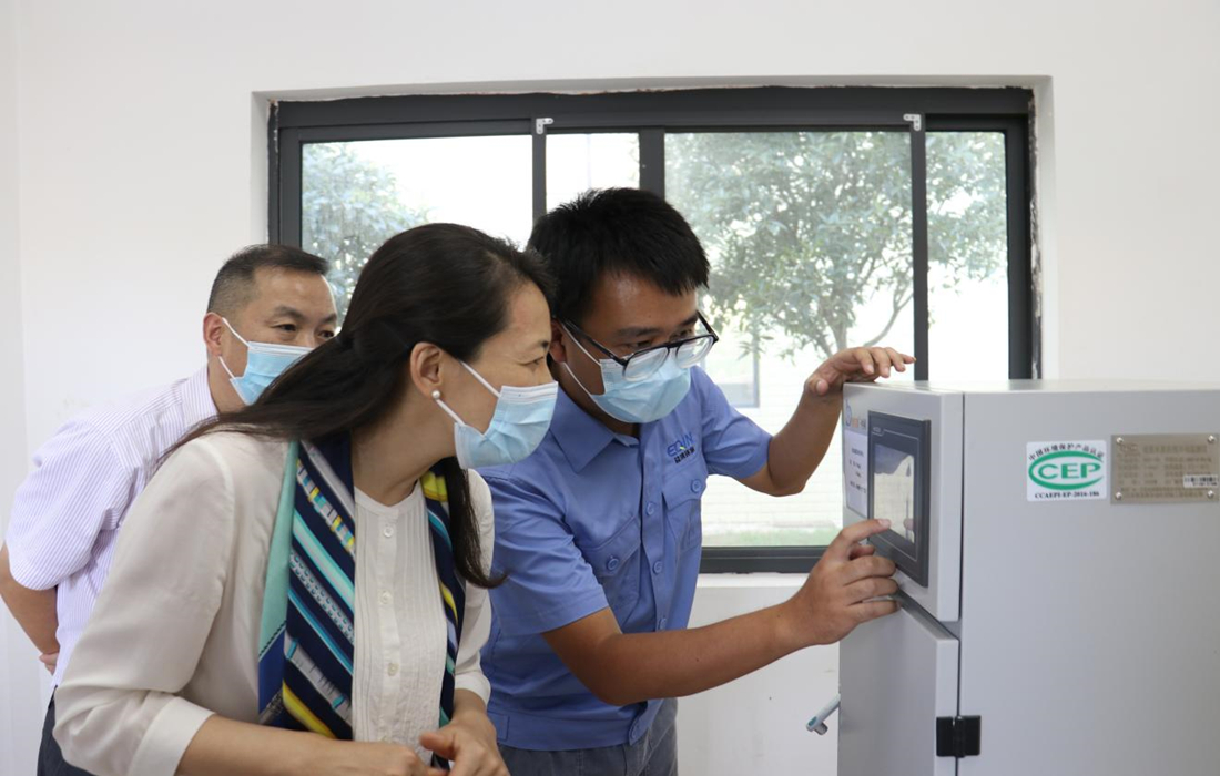 图片3：2021年8月24日下午，李莉一行调研襄阳市乡镇污水项目伙牌镇污水处理厂，查看在线监测数据_副本.jpg