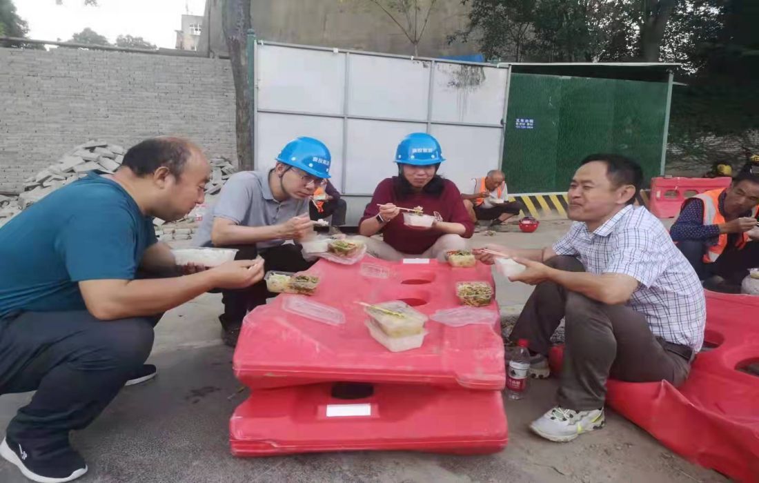 图片4：项目一线用餐.jpg