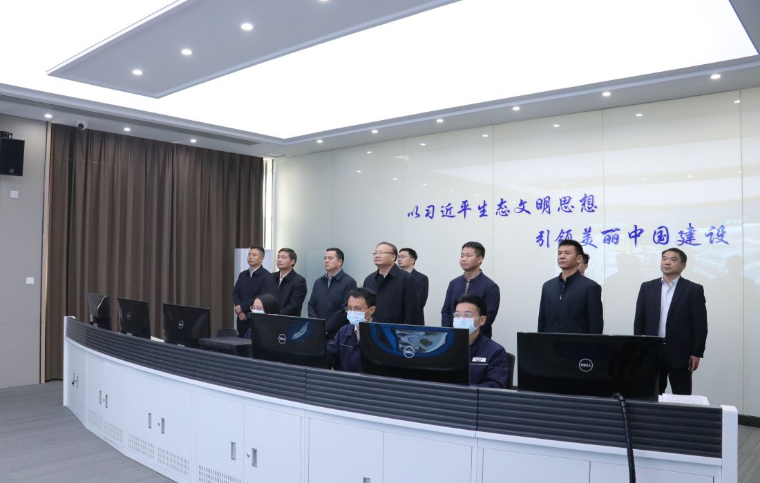 图片1：2021年10月18日上午，十堰市郧西县委书记查宏一行调研襄阳市乡镇污水项目智慧水务平台.jpg