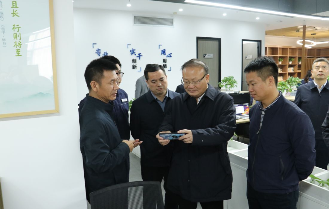 图片3：2021年10月18日上午，十堰市郧西县委书记查宏一行调研襄阳市乡镇污水项目，查看手机移动终端远程操控、监控设备运行情况.jpg