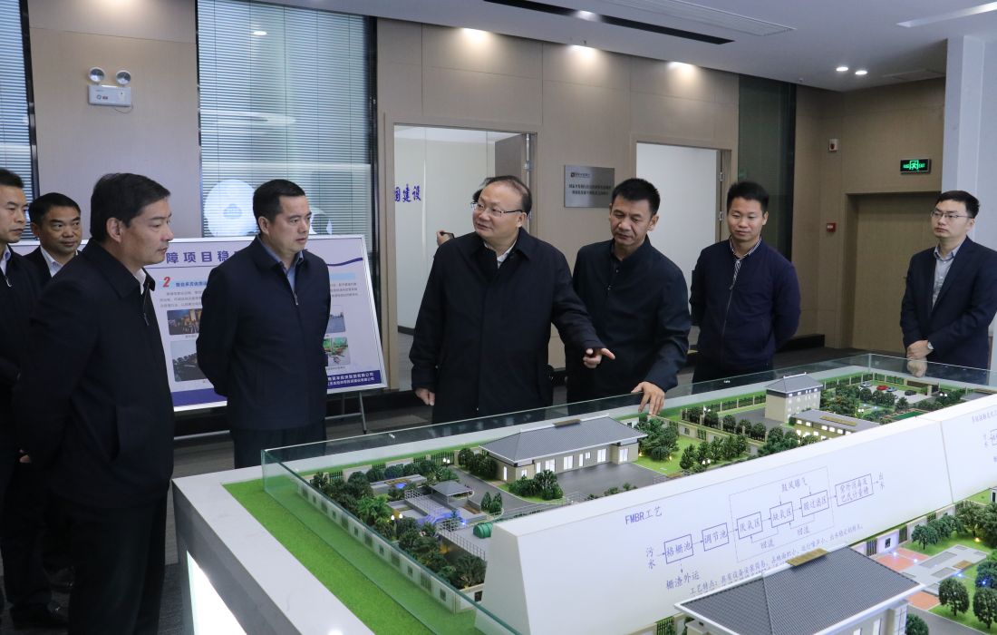 图片4：2021年10月18日上午，十堰市郧西县委书记查宏一行调研襄阳市乡镇污水项目，查看四种污水处理工艺流程.jpg