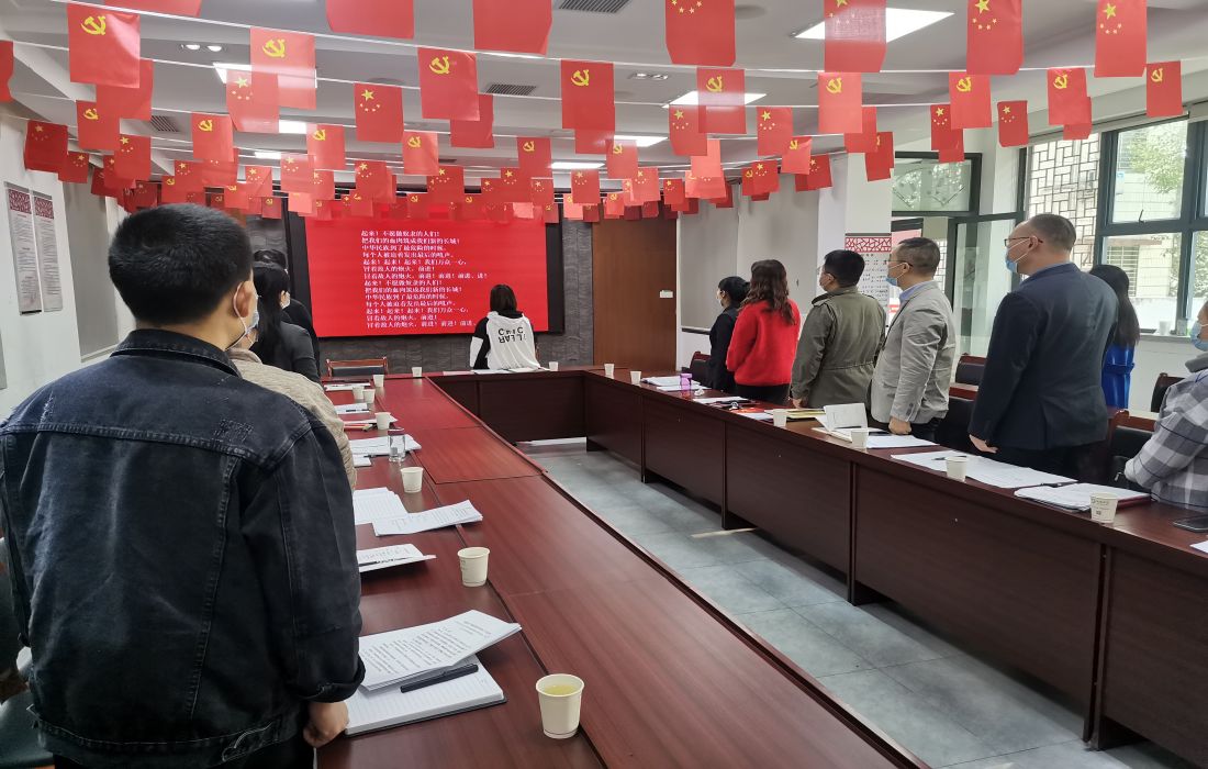 10月27日，主题党日上，全体党员齐唱国歌.jpg