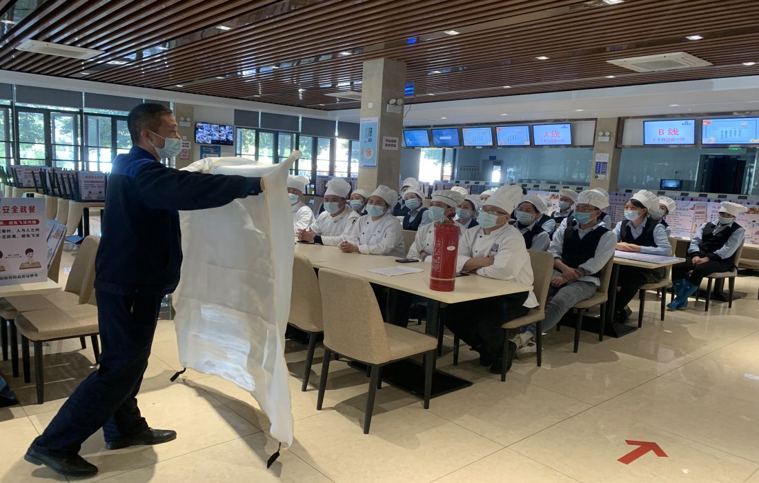 照片1 食堂全体员工认真学习消防知识.jpg 照片1 食堂全体员工认真学习消防知识.jpg