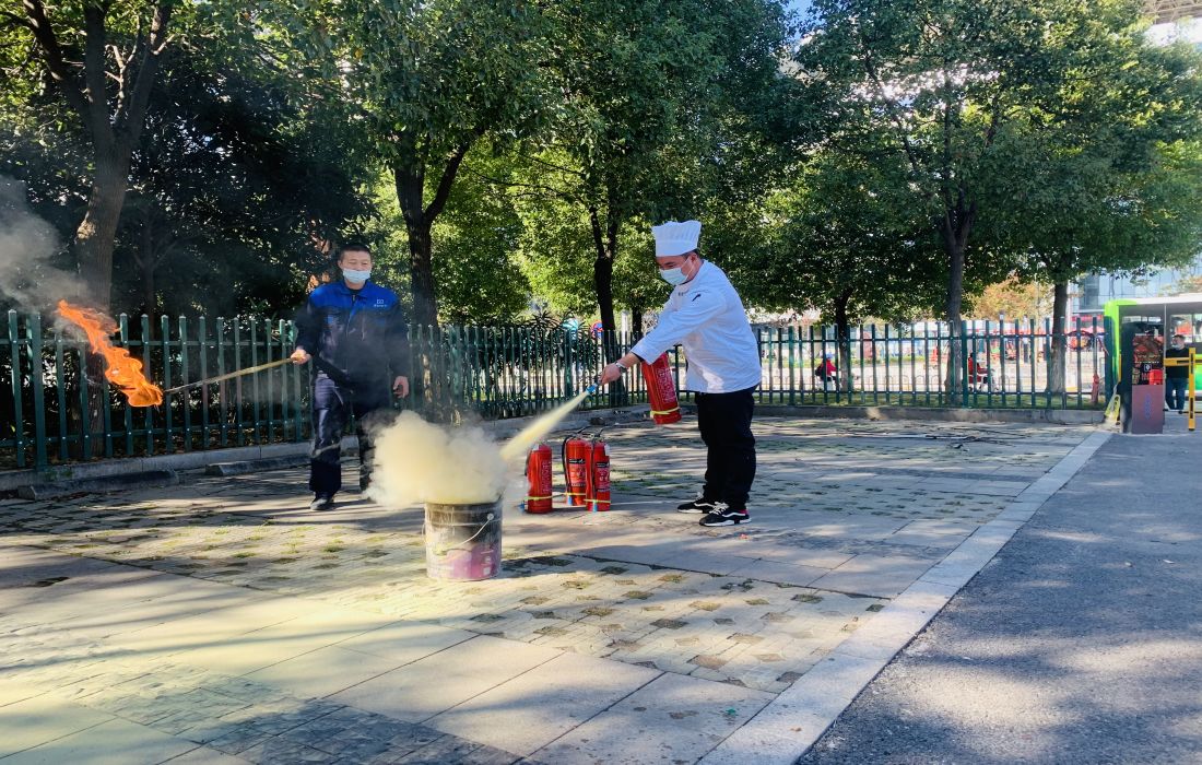 照片2 红案厨师正在学习使用灭火器.jpg 照片2 红案厨师正在学习使用灭火器.jpg