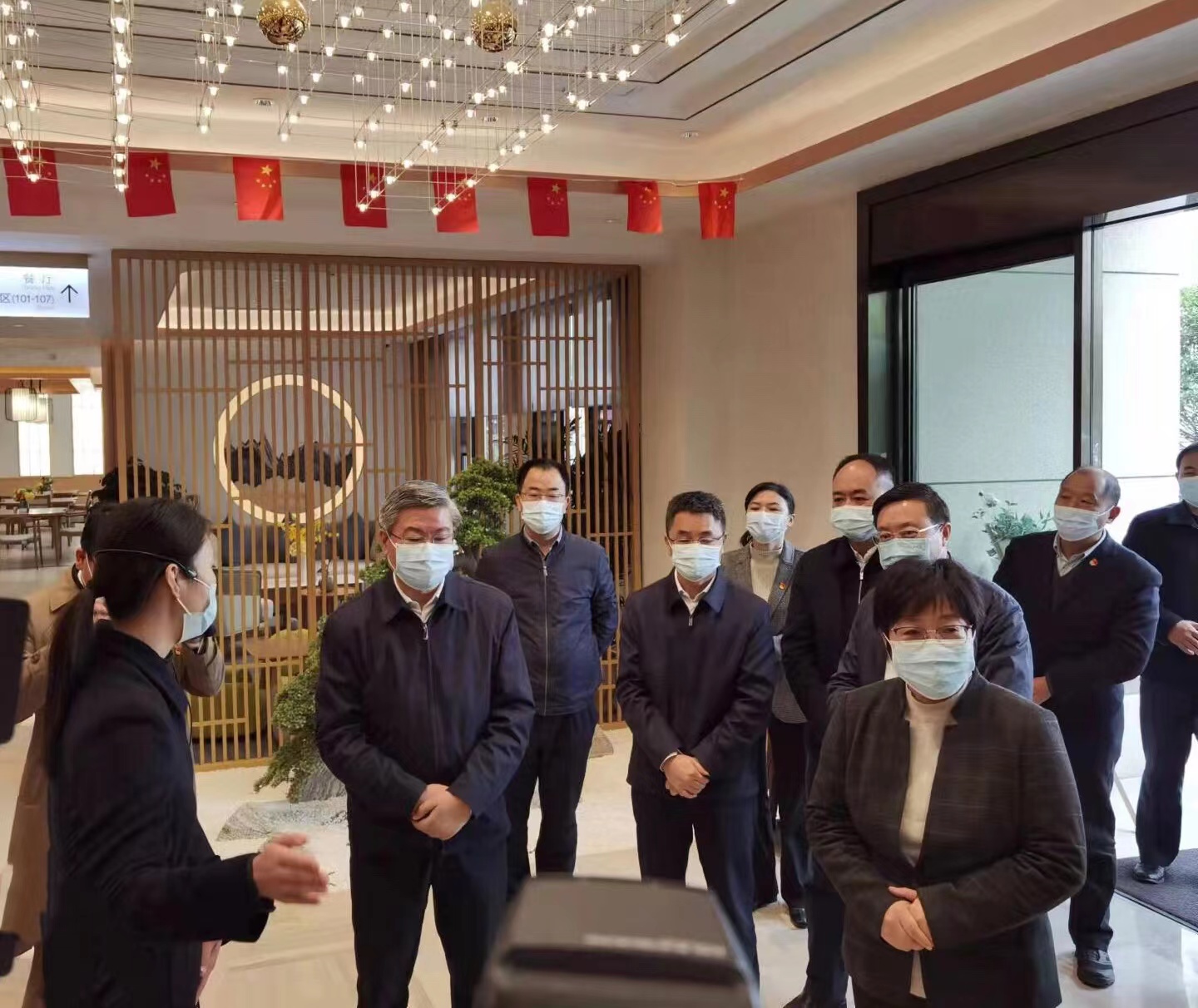省委组织部调研恒泰悦居社区长者照护中心社区养老服务情况照片1.jpg