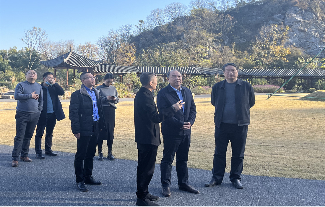 农发行湖北省分行党委委员、副行长欧阳新萍一行来襄调研四大重点城建项目照片2 (1).jpg