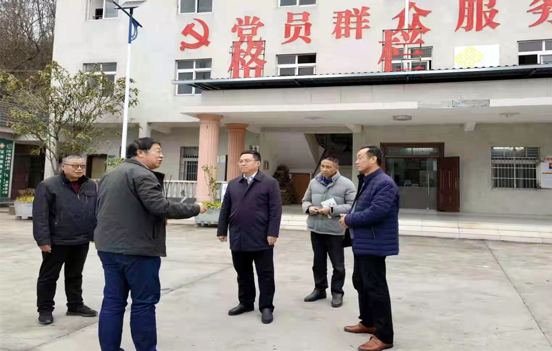 慰问驻村扶贫队.jpg