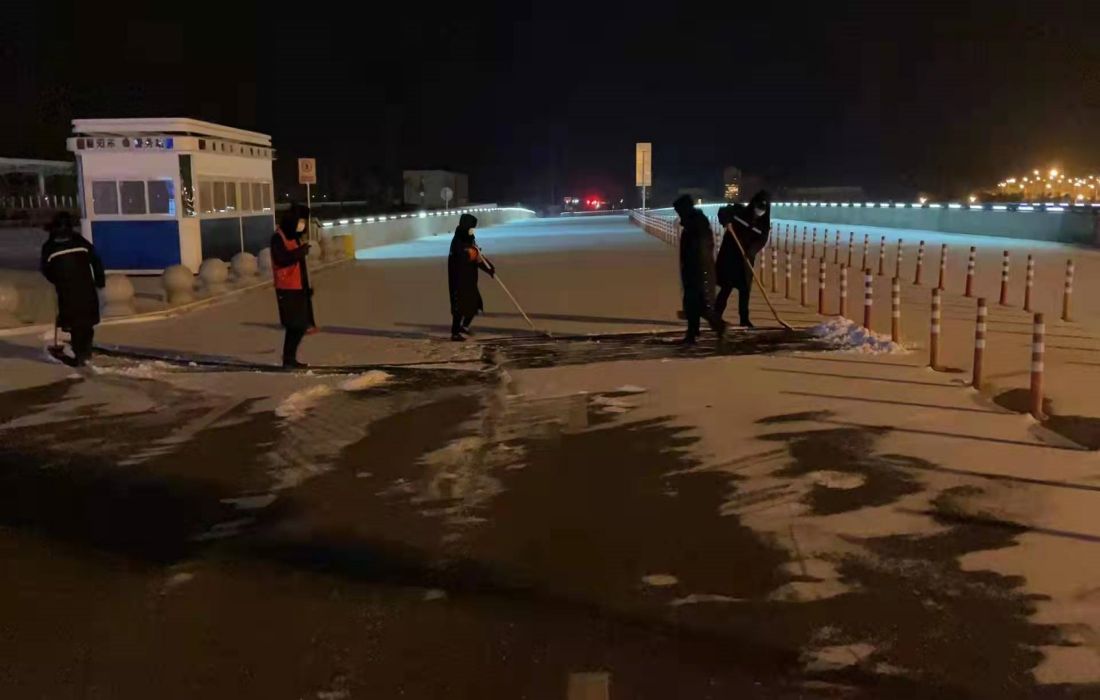 夜间除雪.jpg