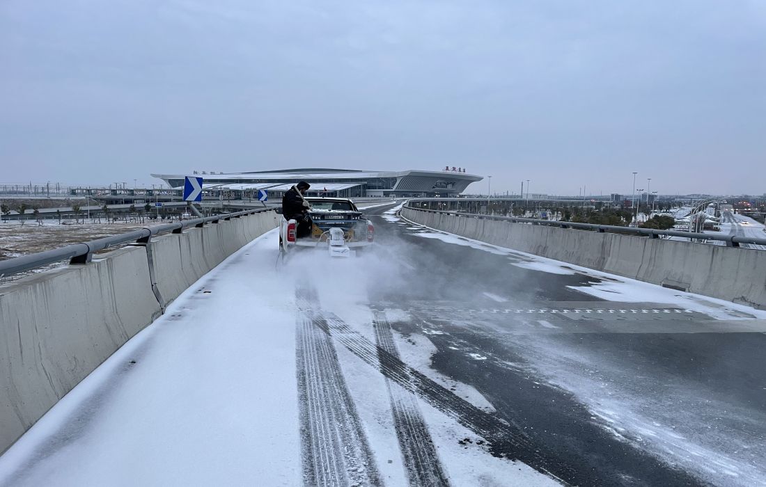 撒盐融雪.jpg