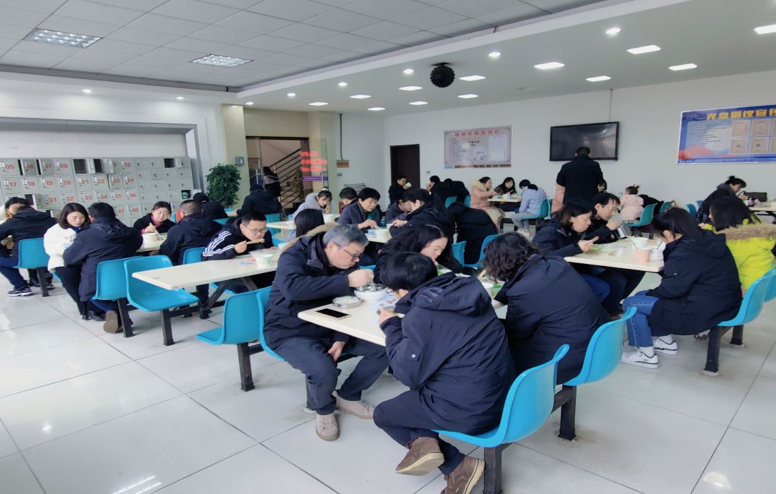 员工家属在食堂共进午餐.jpg 员工家属在食堂共进午餐.jpg