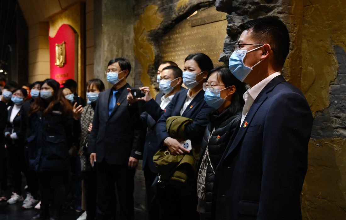 资产公司党支部、大唐水电党支部全体活动人员在革命烈士纪念馆内认真聆听讲解员讲解_副本.jpg 资产公司党支部、大唐水电党支部全体活动人员在革命烈士纪念馆内认真聆听讲解员讲解_副本.jpg