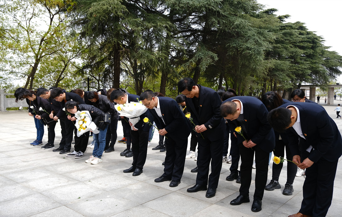 资产公司党支部、大唐水电党支部全体活动人员在革命烈士纪念墓前献花默哀致敬_副本.jpg 资产公司党支部、大唐水电党支部全体活动人员在革命烈士纪念墓前献花默哀致敬_副本.jpg