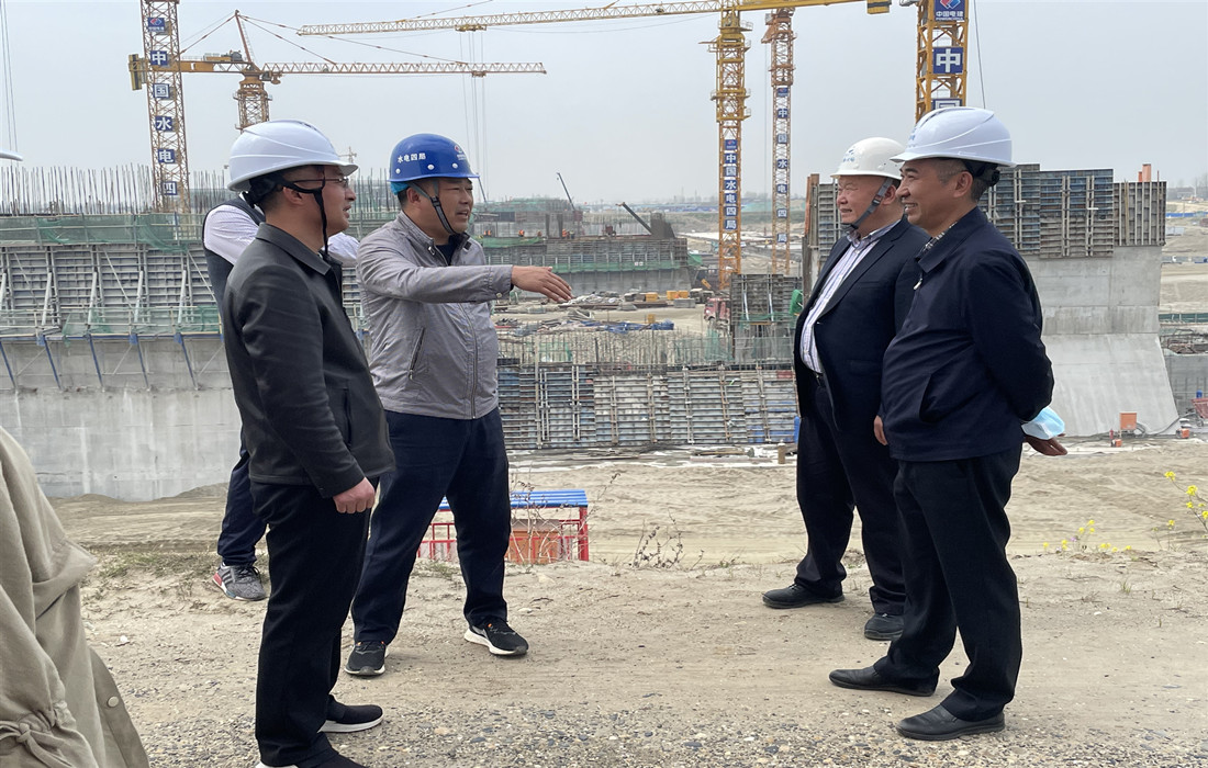 图1:省港航管理局副局长伍云辉一行调研新集水电站项目_副本.jpg 图1:省港航管理局副局长伍云辉一行调研新集水电站项目_副本.jpg