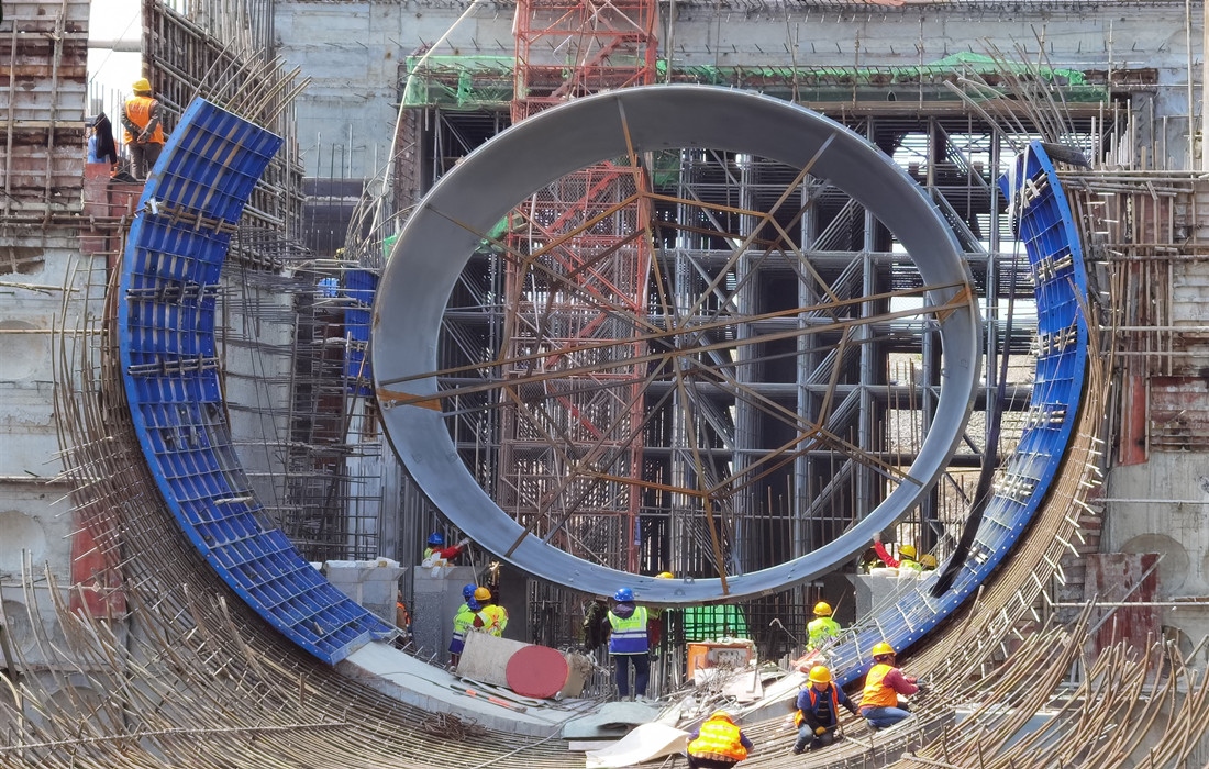 图4:3月28日,新集水电站3号机组首节尾水管顺利吊装完成_副本.jpg 图4:3月28日,新集水电站3号机组首节尾水管顺利吊装完成_副本.jpg