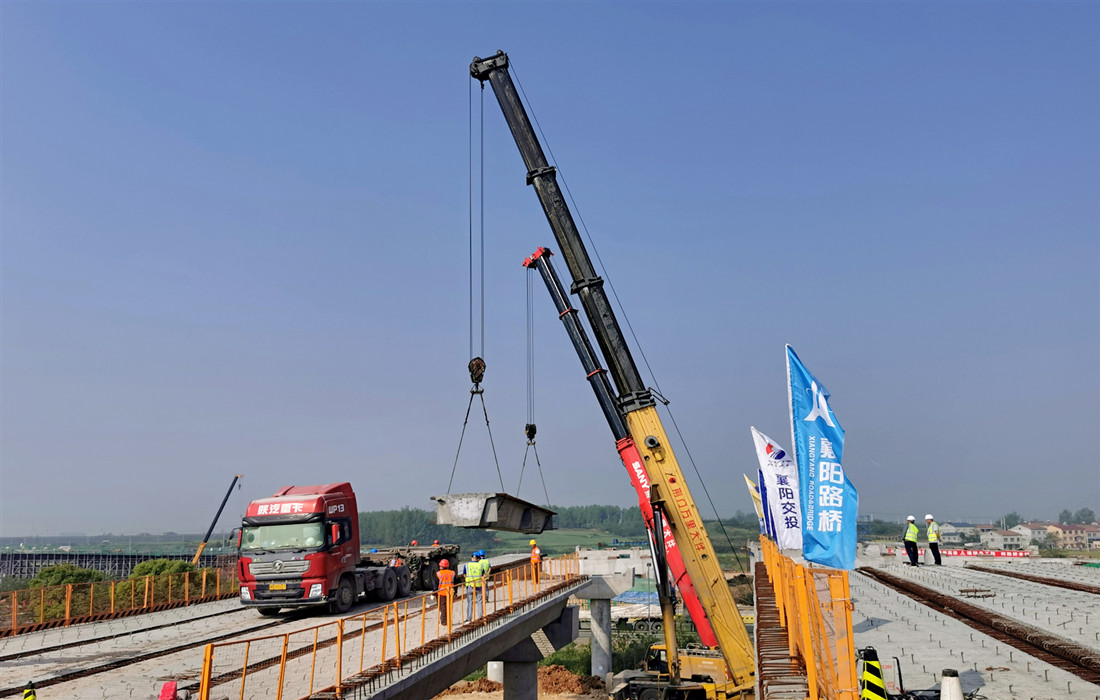 箱梁架设现场1_副本.jpg 箱梁架设现场1_副本.jpg