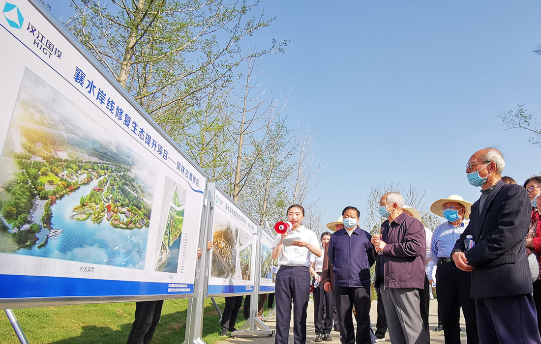 图片1:老领导在宣传栏前听解说_副本.jpg 图片1:老领导在宣传栏前听解说_副本.jpg