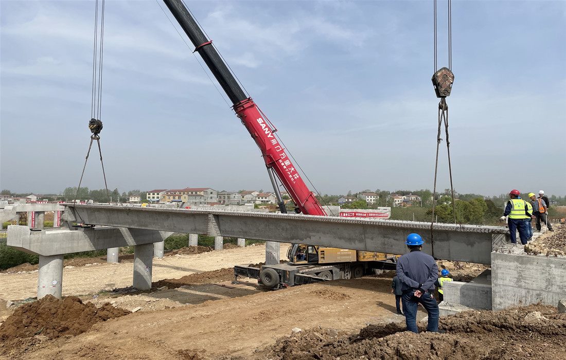 襄阳绕城高速公路东南段延长线（襄阳至南漳）首片箱梁成功架设_副本.jpg