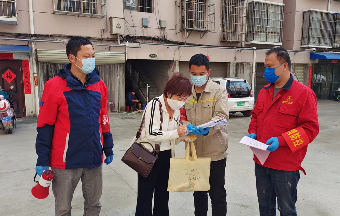 4.13  王睿、彭云和赵雨配合社区防疫宣传_副本.jpg