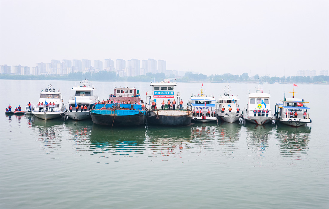 出发救援的船舶们.JPG