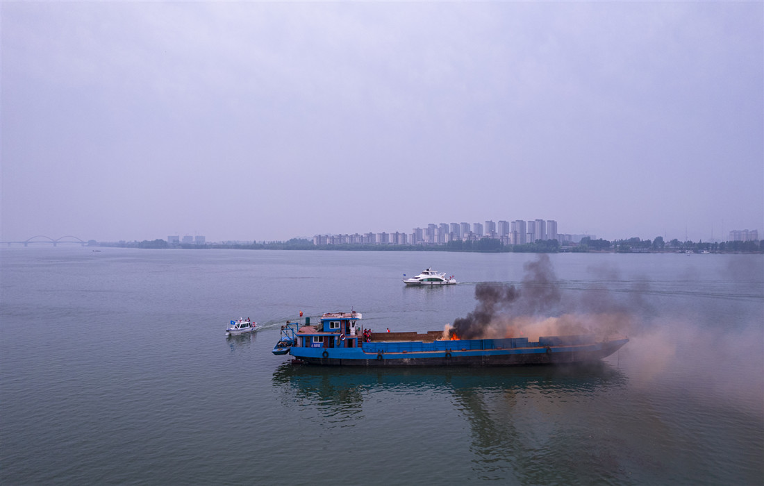 演练场景:船舶碰撞导致溢油.jpg 演练场景:船舶碰撞导致溢油.jpg