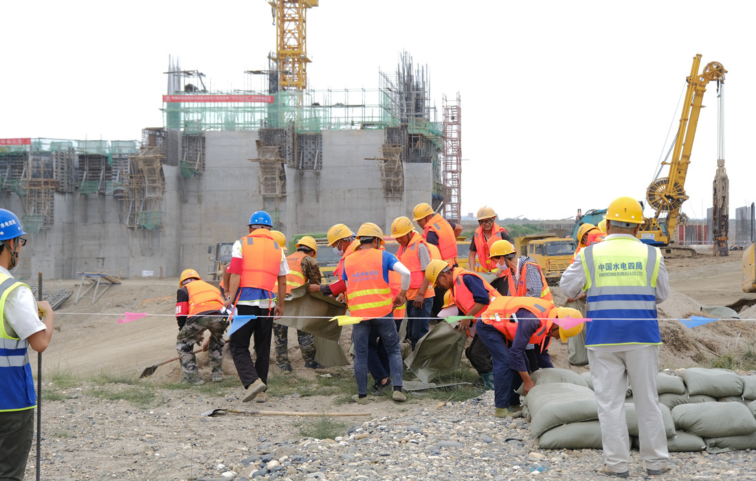 图3:主体工程上游围堰中部靠基坑侧管涌部位砌筑反滤围井.jpg 图3:主体工程上游围堰中部靠基坑侧管涌部位砌筑反滤围井.jpg