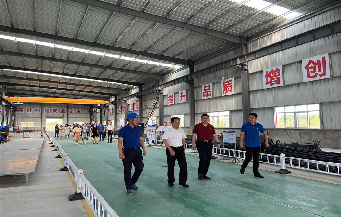 赌博网址大全
第三党支部、襄阳路桥路面党支部联合开展主题党日活动1.jpg