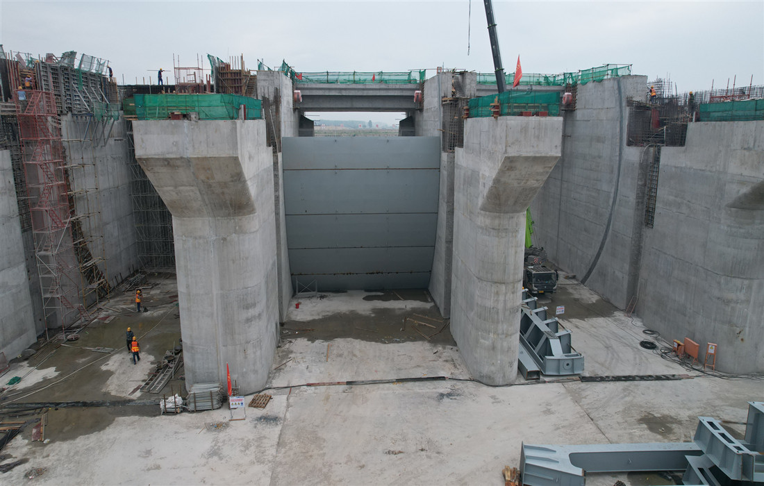 1.泄水闸首扇弧门完成拼装.jpg